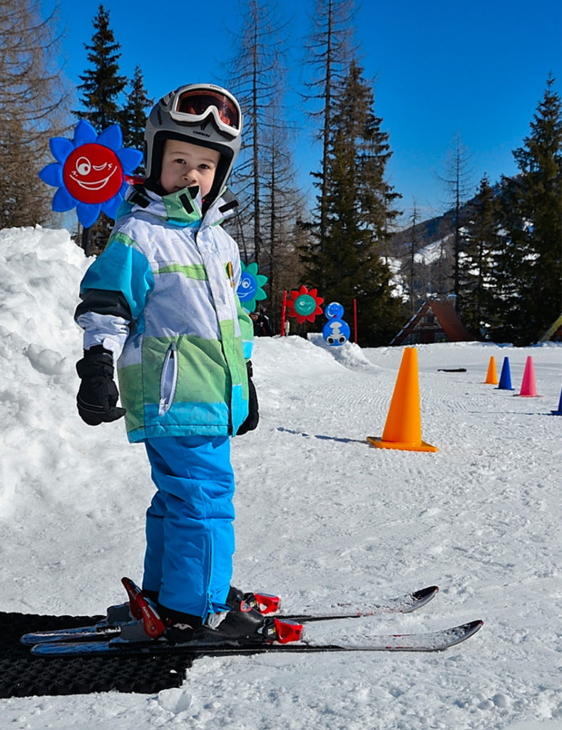 Kind im Skikurs